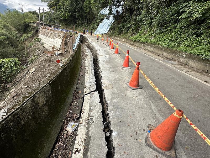 受到「杜蘇芮颱風」帶來豪雨影響，新竹縣縣道122線39K+800處路基塌陷、掏空，新竹縣政府為保障民眾用路及生命財產安全，即日起至8月10日08:00止，將於本路段實施道路封閉並進行搶災搶險工程，請民眾務必改道而行。