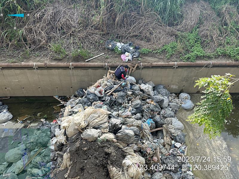 大排半夜遭棄置廢棄物  環警聯手科技執法鎖定可疑兇手
