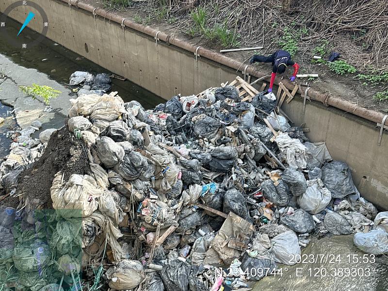 大排半夜遭棄置廢棄物  環警聯手科技執法鎖定可疑兇手