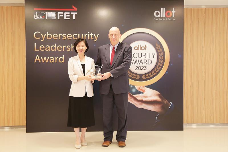 國際資安科技大廠Allot特別頒發「網絡安全領導獎」，肯定遠傳在網路安全領導地位，由遠傳總經理井琪（左）受獎，Allot首席執行官Erez Antebi也特別來台頒獎。