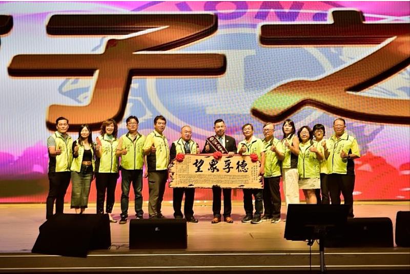 高雄市文武聖殿陳正誠主委致贈牌匾給予高雄市愛益獅子會第八屆薛煒立會長之儀式。(照片來源: 國際獅子會300E-3區高雄市愛益獅子會)