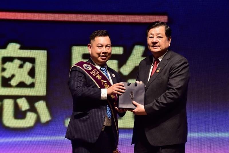 國際獅子會300E-3區高雄市愛益獅子會第八屆薛煒立會長感謝愛益獅子會導師吳輝益前總監贈禮儀式。(照片來源: 國際獅子會300E-3區高雄市愛益獅子會)