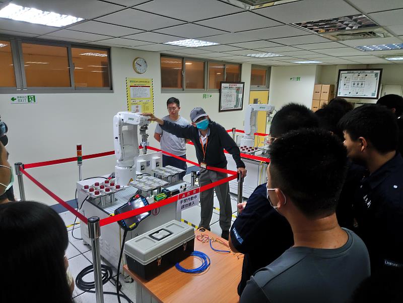 崑大智慧機器人系教學團隊輔導新營高工模具科師生