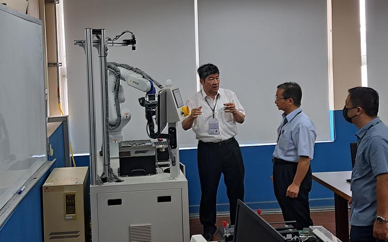 新營高工黃進雄校長觀摩崑大機器人系設備