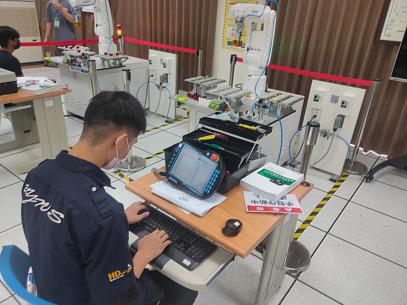 新營高工模具科學生練習實況