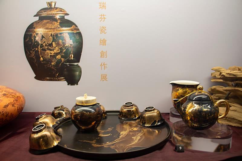 展出作品《黑曜金》茶具組，每件作品的色彩都是獨一無二(頂新和德文教基金會提供)
