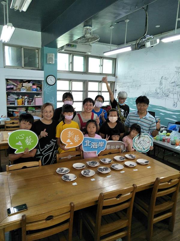 陶藝家陳永皓指導孩子運用高超的泡泡技巧創作青花瓷盤