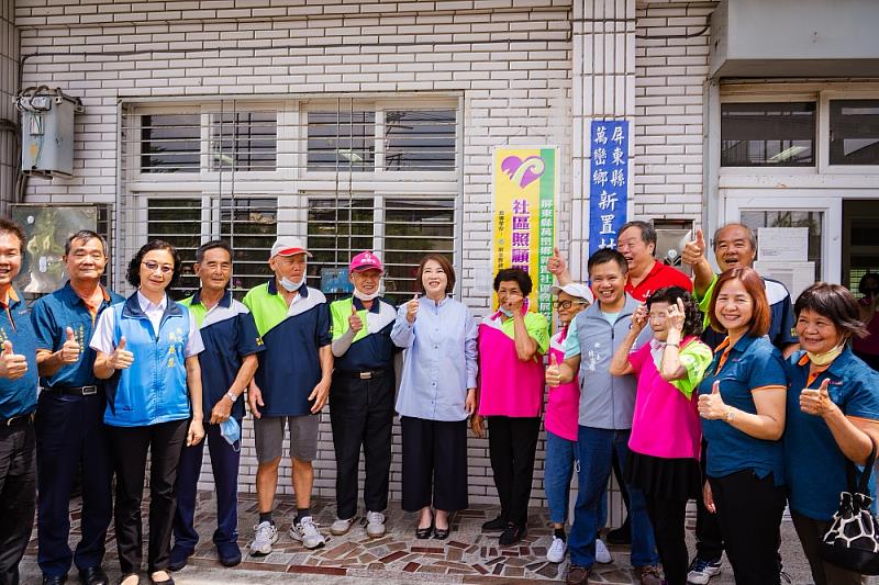 周春米縣長及來賓們與新置社區關懷據點長者開心大合照