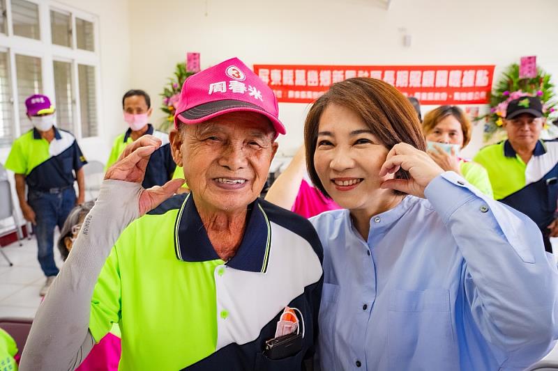 縣長與長輩暖心問候長輩