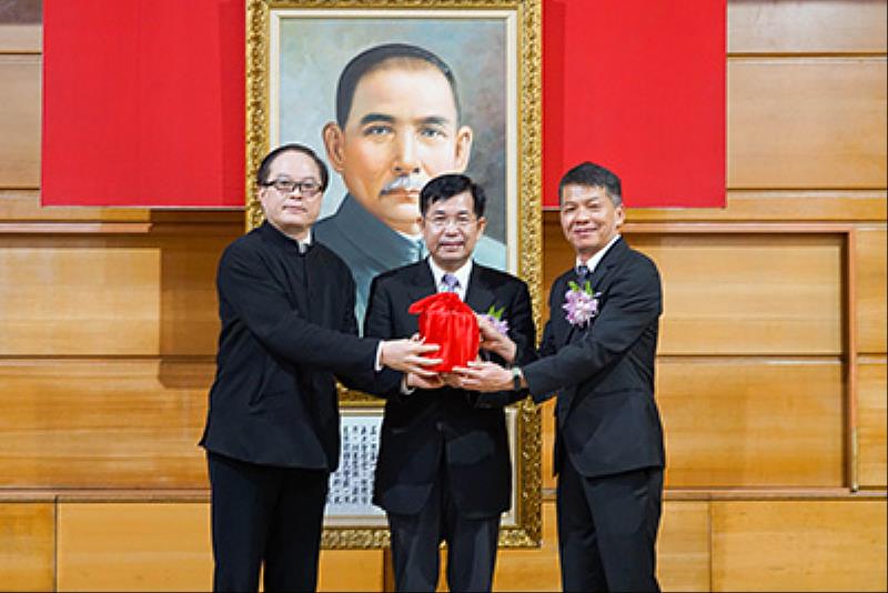 卸任校長陳志誠交接印信給鐘世凱校長