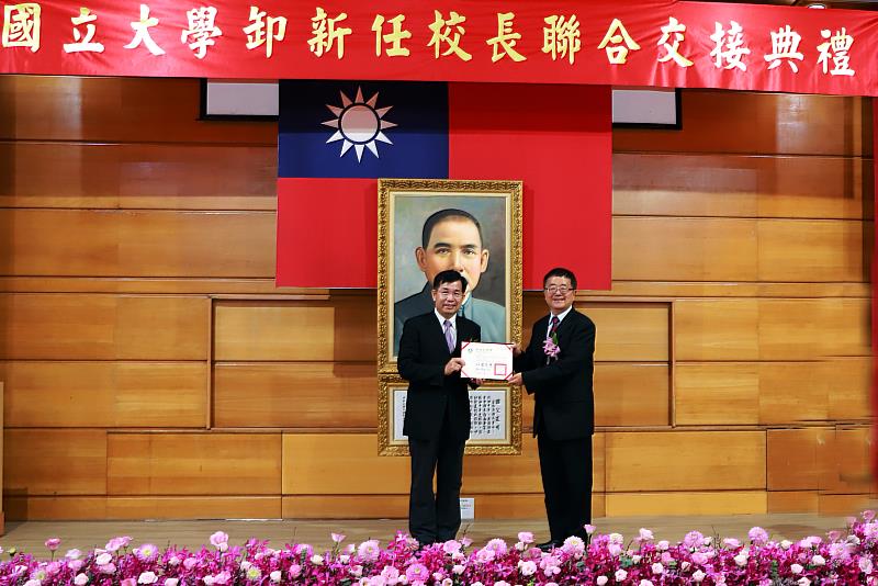 教育部潘文忠部長（左）頒發聘書給興大詹富智校長（右）