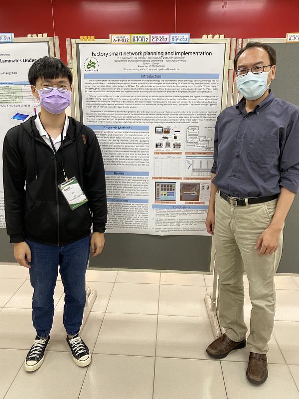 薛亦廷(左)參與2022年國際研討會(ISNST)發表學術論文