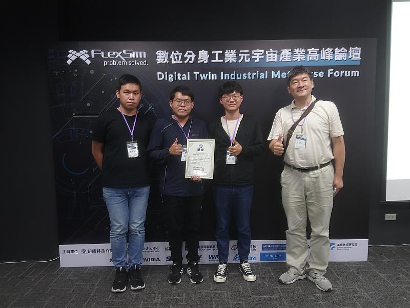 朱耀華(左2)、薛亦廷(左3)參與2022 FlexSim模擬競賽獲得佳作，與組員及機器人系王建仁主任(右1)合影
