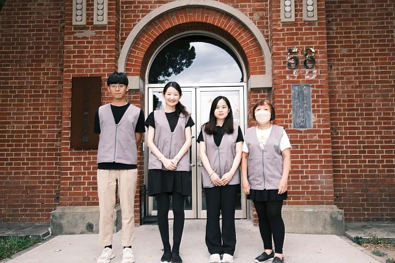 青少年館館員合影。