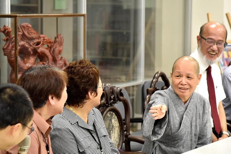 華梵大學董事長悟觀法師（右二）稱許佛畫是藝術師與心靈、生命、慧命的對話。