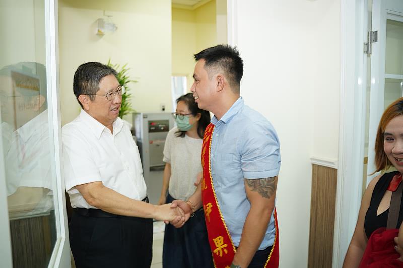 楊文科(左)表示新力爸爸伊果，他在台灣努力打拚精神令人敬佩