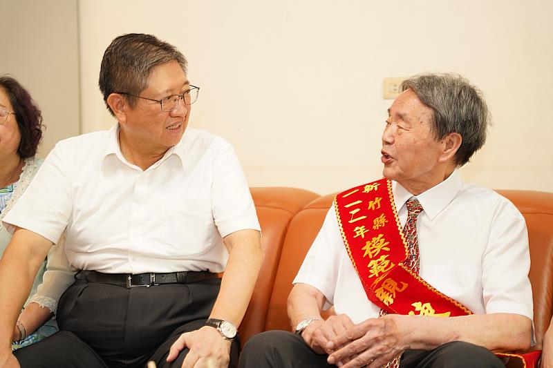 陳遠裕(右)從事教育工作長達43餘年，把教育當成終身志業。