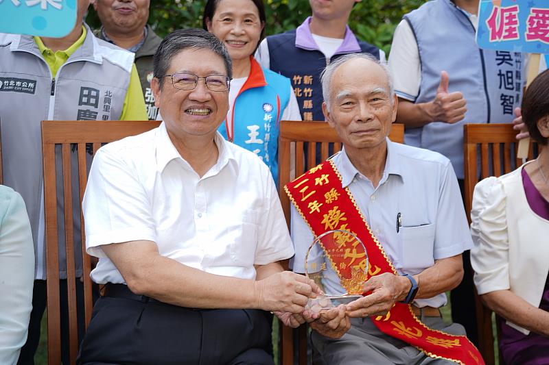李兆雄在工業技術研究院服務37年，他感謝父母栽培及妻子相夫教子