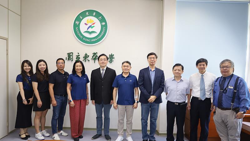 東華大學與緯創軟體簽訂合作備忘錄與會人員合影。