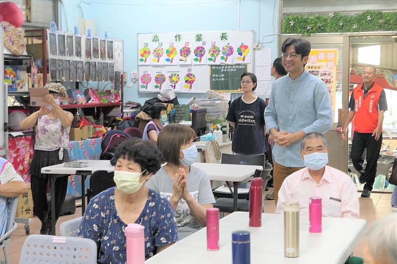 圖4 周副主委訪視長者們