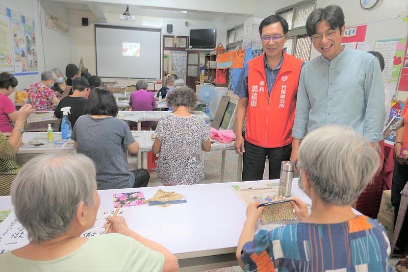 圖1 周副主委與長者們互動