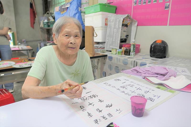 圖2 長者學習寫書法