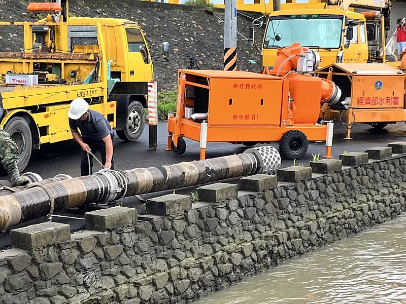 沿海等地區若發現淹水情勢，將由工務處與各鄉鎮市公所、第二河川局等相關單位，調度大型抽水機，必要時隨時啟動抽水作業。(圖為資料照)