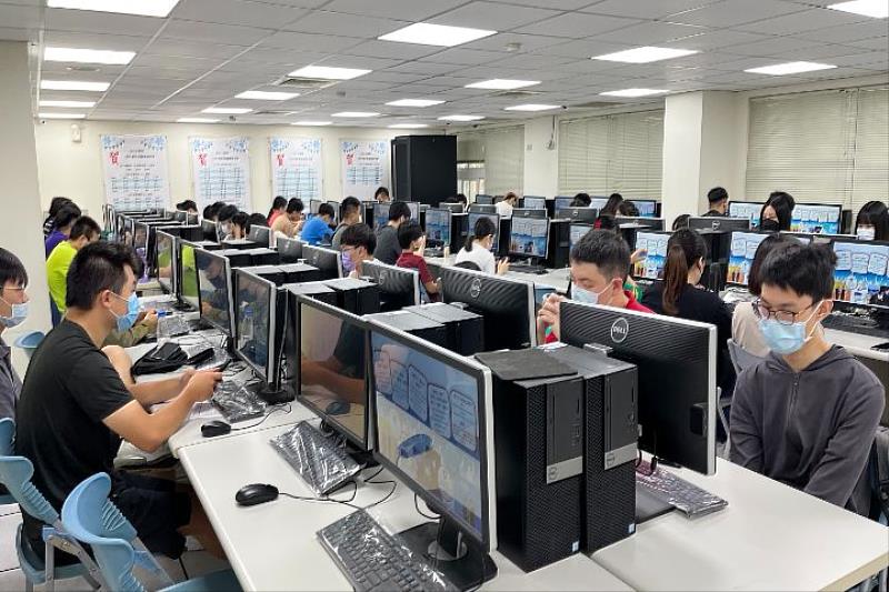 中華大學資管系共有33名同學日前順利考取甲骨文雲端證照。
