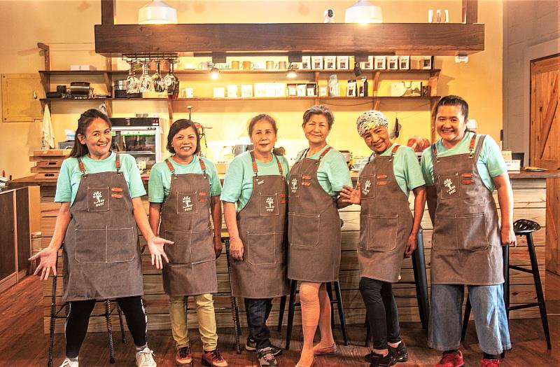「夢想50+咖啡」進用了平均68歲的大姊（中間４位）成為「社區銀賓員」，培訓學習咖啡烘焙與沖泡技能