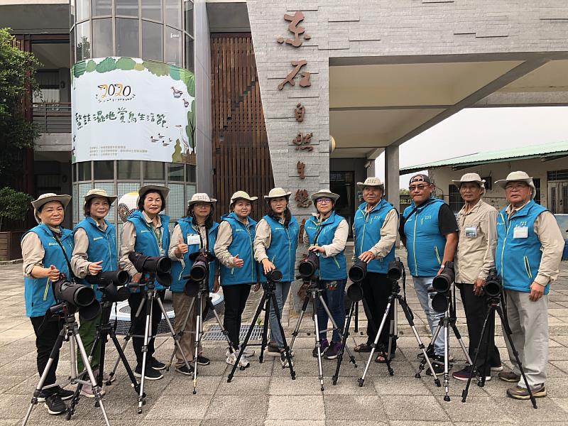 鰲鼓濕地解說服務團隊由在地居民組成，10年來除解說服務外，也堅持用個人空檔義務執行濕地巡守及環境監測