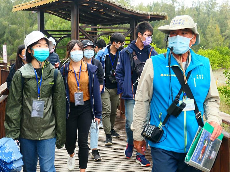 鰲鼓濕地解說服務團隊帶領遊客深度認識鰲鼓自然生態之美