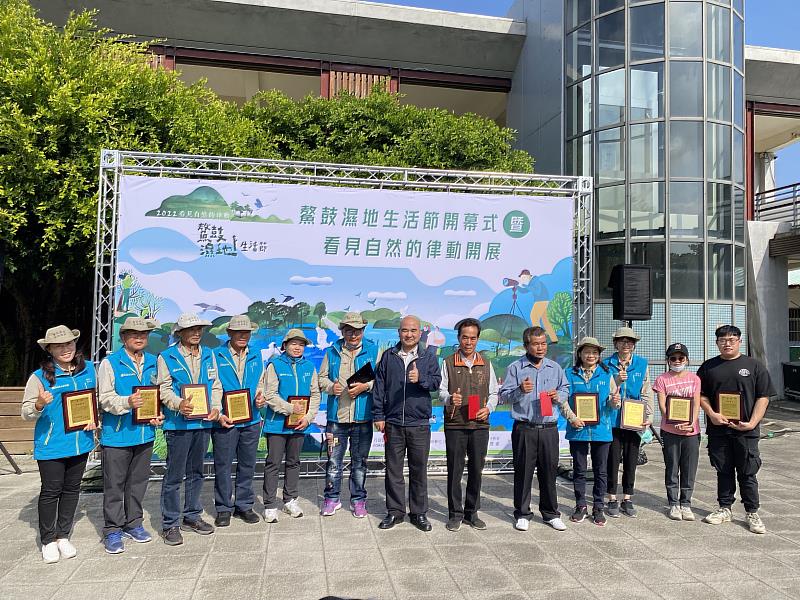 鰲鼓濕地解說服務團隊10年來持續將一定金額的解說費回饋當地港口、四股及鰲鼓社區發展協會