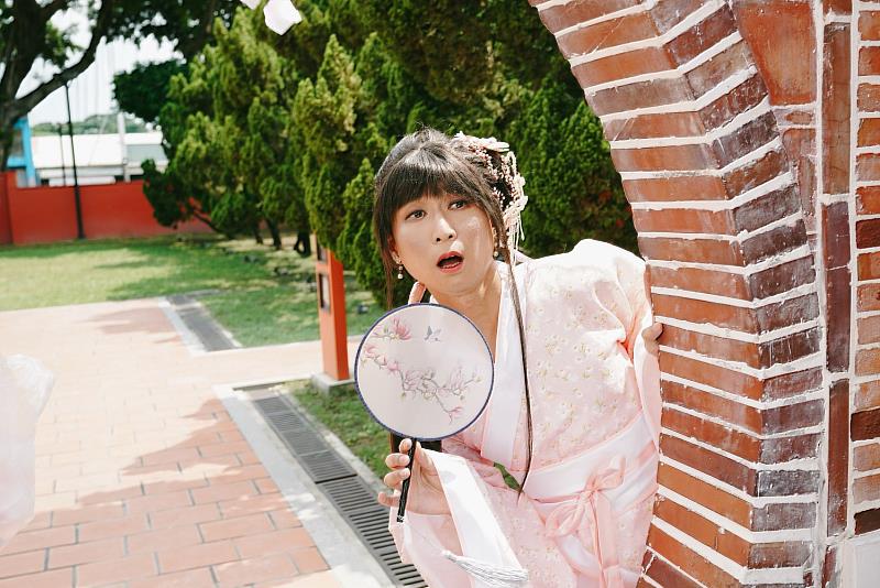 浩子扮演秋香姐