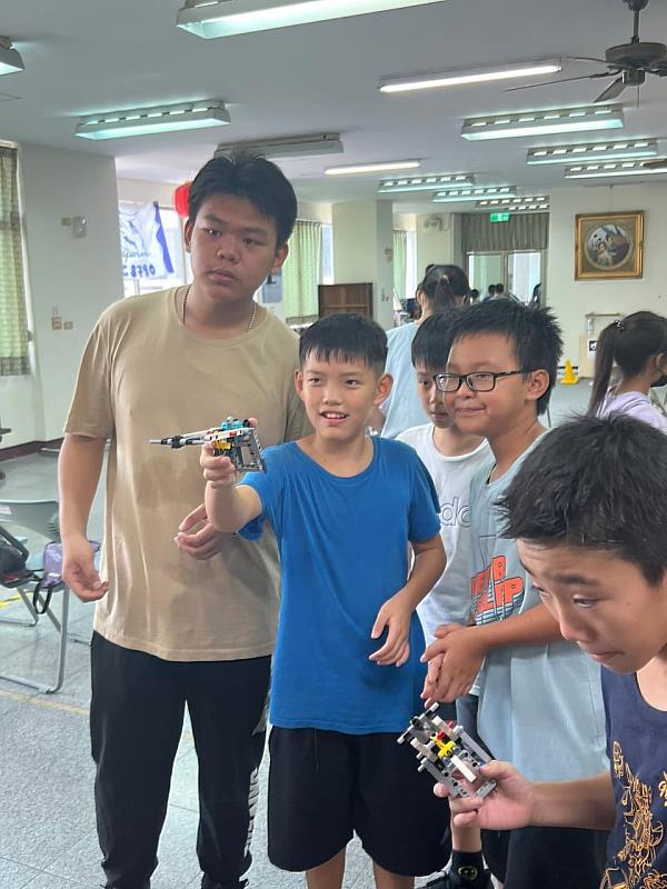 興國高中機器人團隊FRE8790帶領學童結合國小所學的EV3，發揮創意製作手槍，並進行九宮格闖關遊戲。