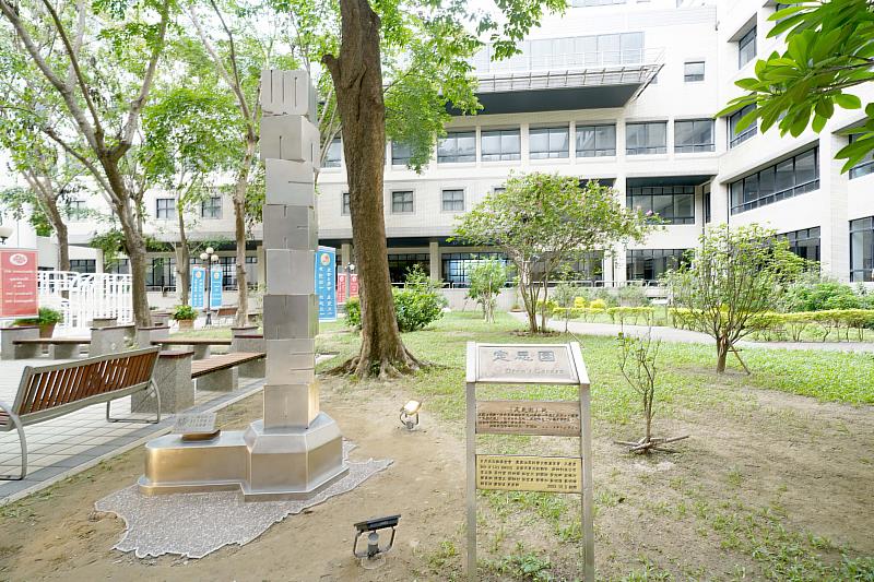 醫學院歡慶創立 40 年，特地在中庭設立「 40 週年紀念柱」