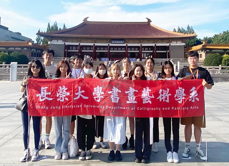 學生進行校外參訪