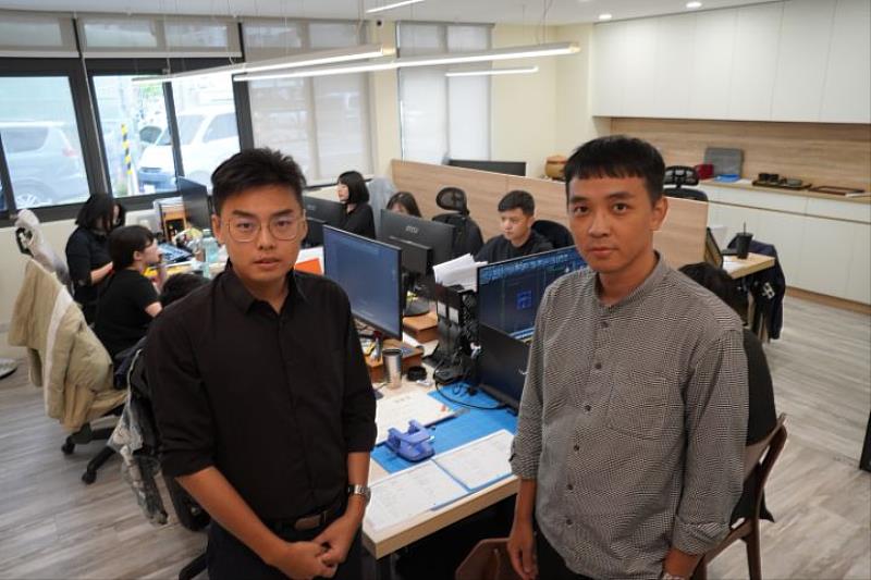 王皓威（右）與古育瑋（左）是中華大學建築系的同班同學，2人一起在事業上打拚，也不忘本回饋母校學弟妹。