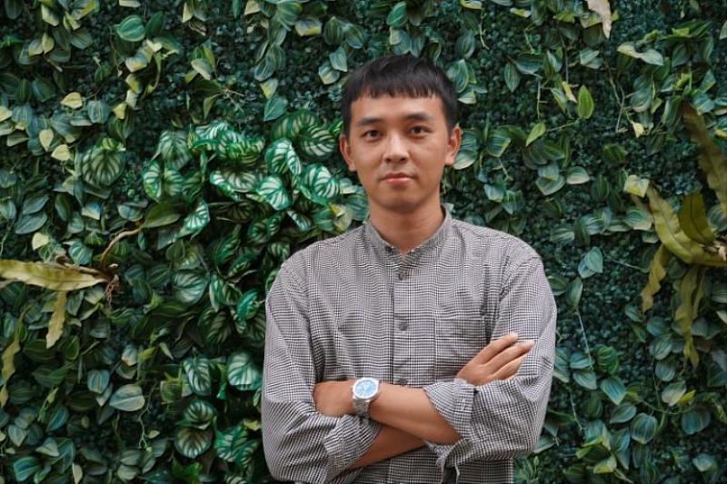 中華大學建築系畢業校友王皓威，高中肄業，大一大二都在打電動，大三開始奮發圖強，3年當5年拚，靠著堅持與意志力順利考上建築師，成功翻轉人生。