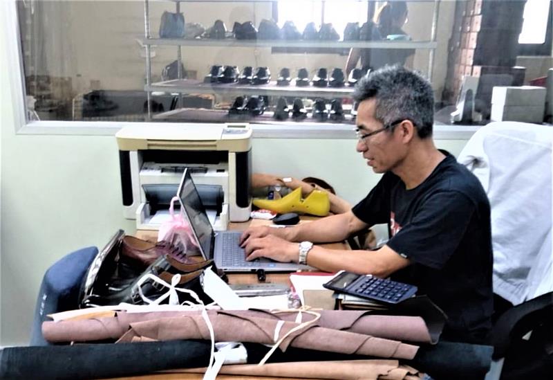 中年失業的阿忠，參加北分署的AI物聯網應用設計職訓，成功重返職場，在手工皮鞋品牌任品牌經理