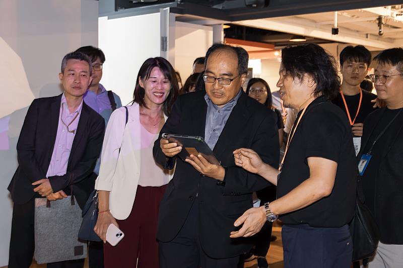 數位部產業署署長呂正華(右2)8月2日於資策會「Living Lab+Open Day」活動中體驗互動科技。