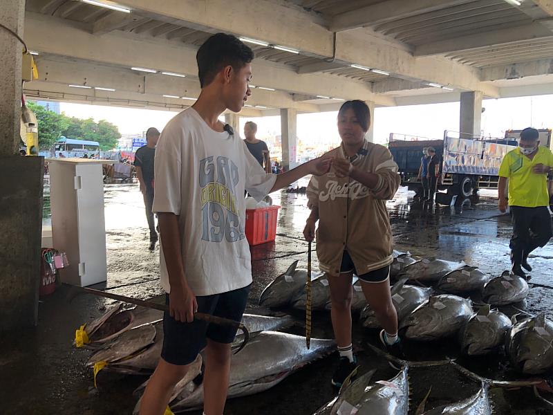 《Kakudan時光機》想要大啖美味海鮮的姊弟倆，必須先吃足了苦頭，才有機會品嘗鮮味。