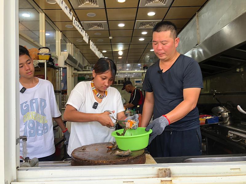 《Kakudan時光機》高雄寶山部落的布農族謝家姊弟倆將勇敢踏出舒適圈，挑戰『東港漁人的搏鬥』。