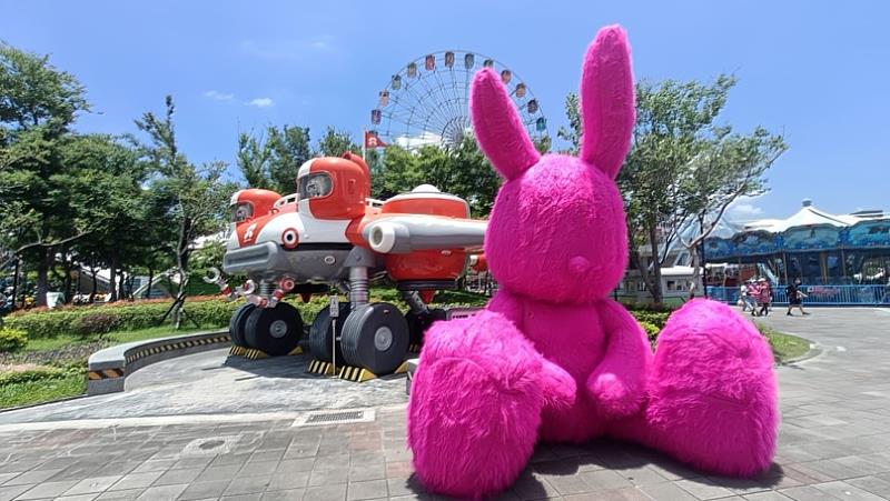 2023「Just FUN 新北」街頭文化節首週現場的4米高桃紅巨兔「七桃」