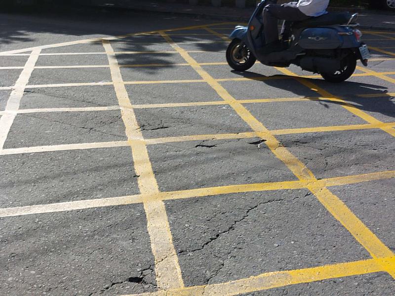 新竹市牛埔東路（景觀大道至牛埔南路）已逾8年未曾重鋪，路面老化破損嚴重。