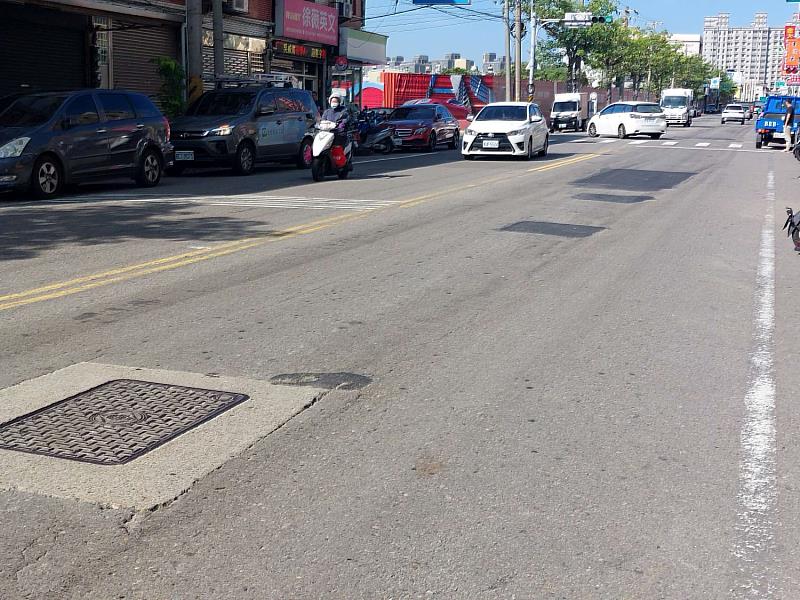 市府曾次針對坑洞及裂縫進行局部修補作業，本次啟動路平改善計畫重新刨鋪。