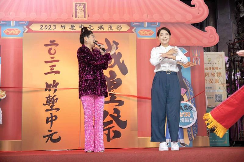 高市長與藝人王彩樺大跳舞保庇舞。
