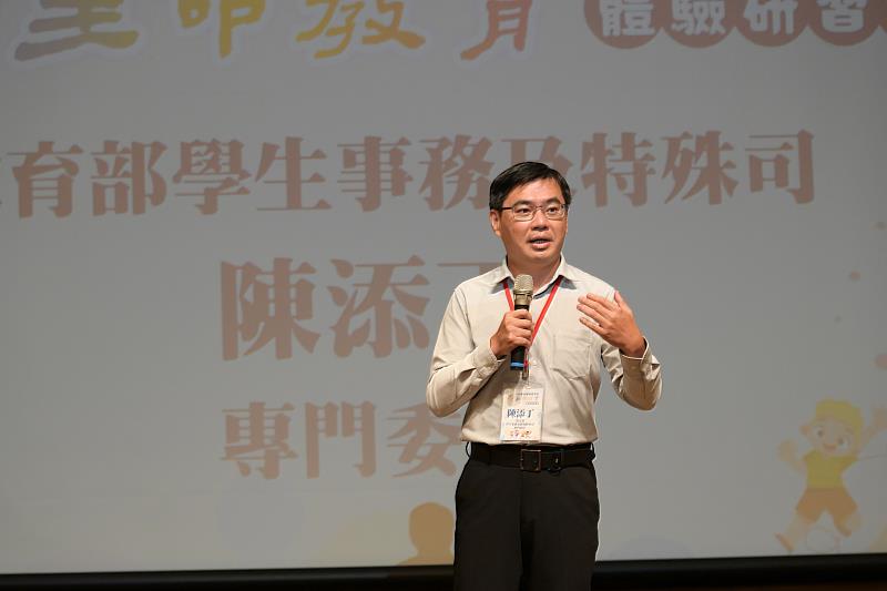 南華大學承辦由教育部主辦的「112年大專校院學生生命教育體驗研習營」，教育部學特司專門委員陳添丁致詞。