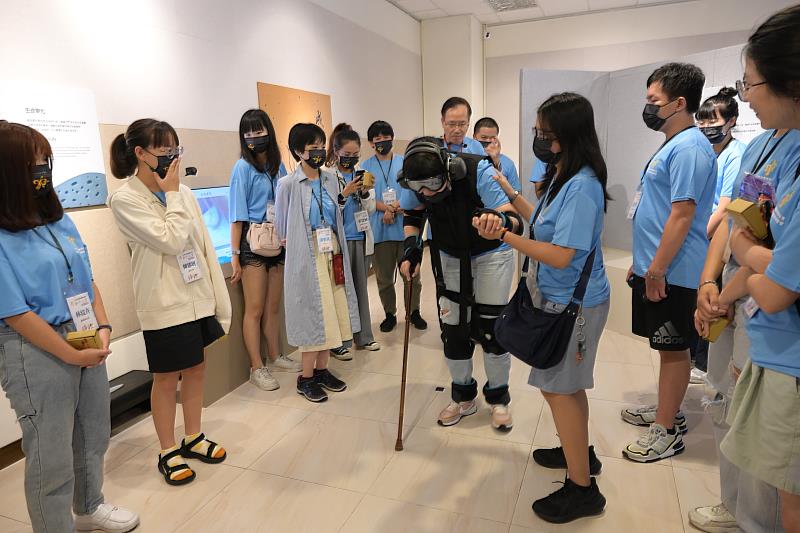 大專校院學生生命教育體驗研習營安排學員參觀「 臺灣生命教育意象館」，並體驗行動不便的年長者。