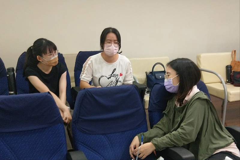 學員專心進行分組討論