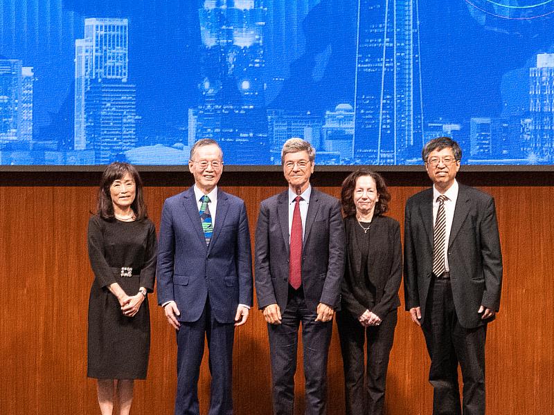 左起成大前校長蘇慧貞、TAISE董事長簡又新、Jeffrey Sachs夫婦、唐獎基金會執行長陳振川